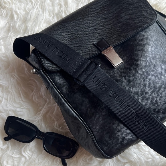 Authentic Louis Vuitton Taiga Leather Men's Bag - Black - Picture 1 of 15